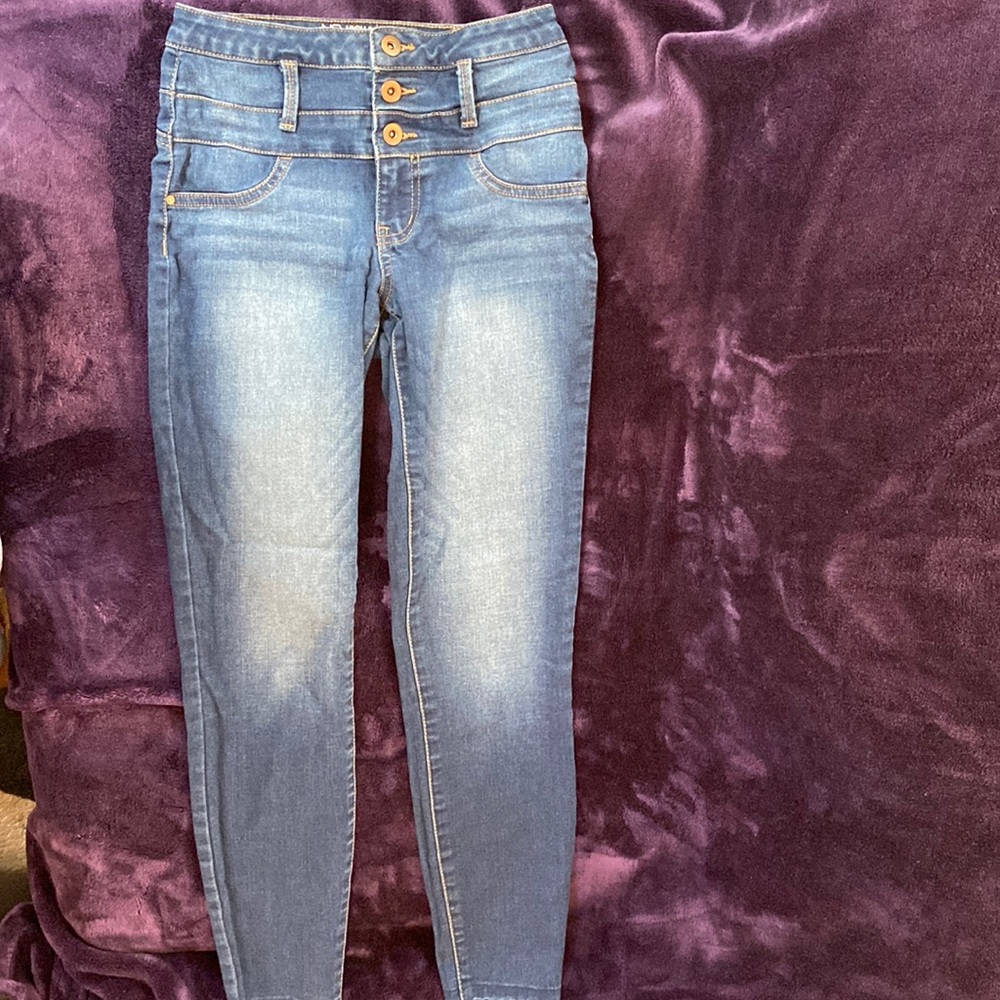 No Boundaries sculpting skinny jeans. Size 3 in blue.